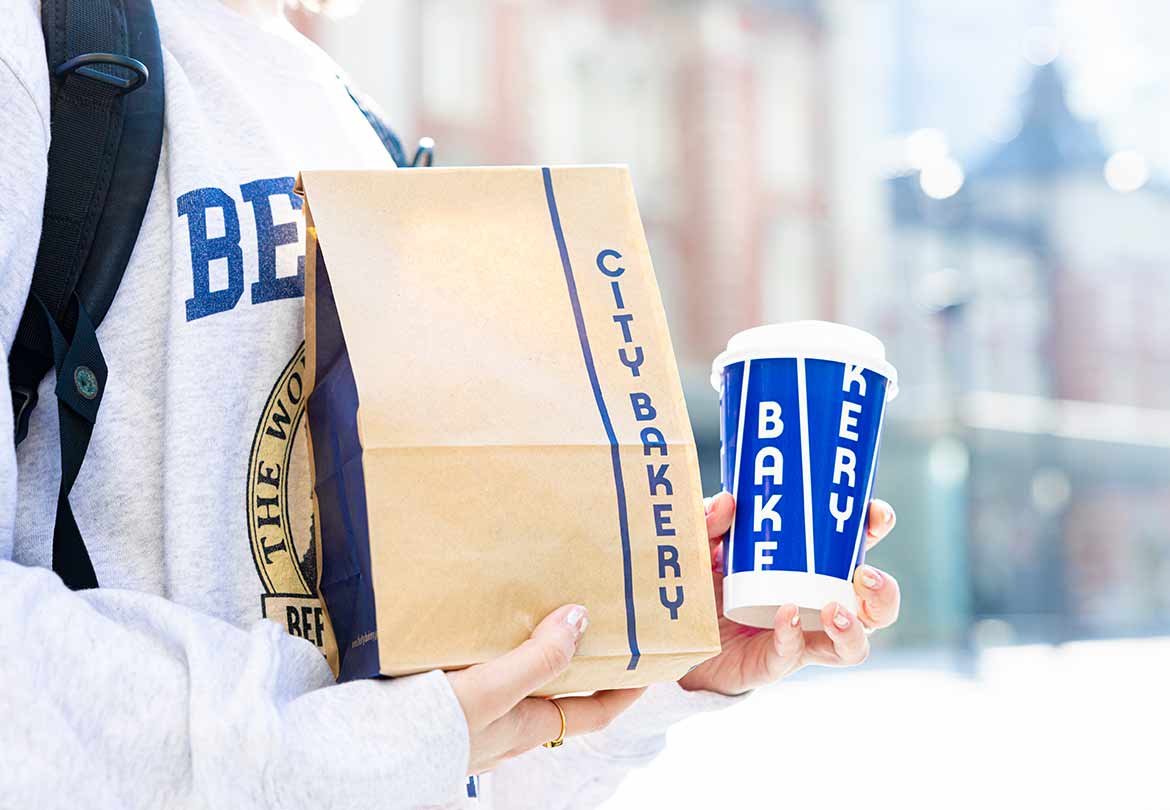 ブルーとホワイトを基調とするブランドカラー