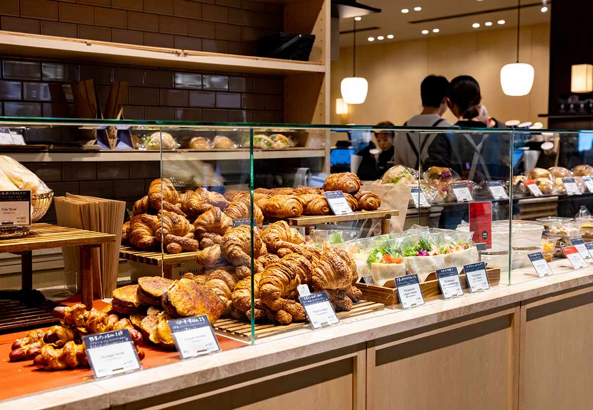ショーケース内は数十種類のパンやケーキでいっぱい