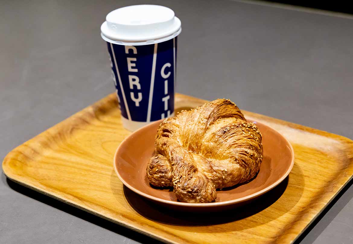 「カフェラテ」とともに。店内でもゆったり過ごせる