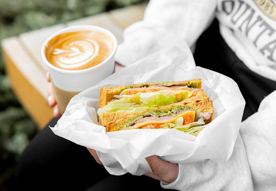 ローストチキンサンドイッチとカフェラテ