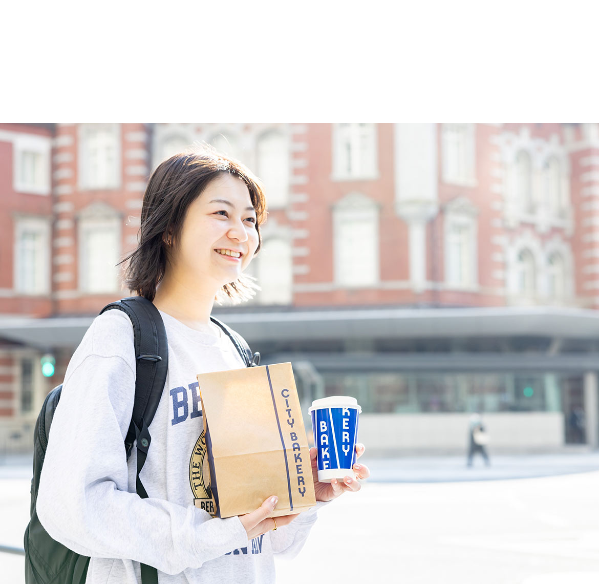 コーヒーとフードを片手に、丸の内春散歩