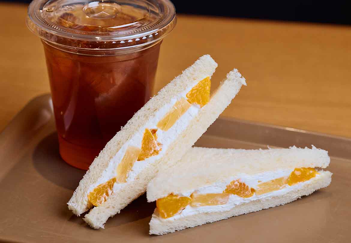 「フルーツサンド（みかん・パイン）」350円（イートインは356円）
