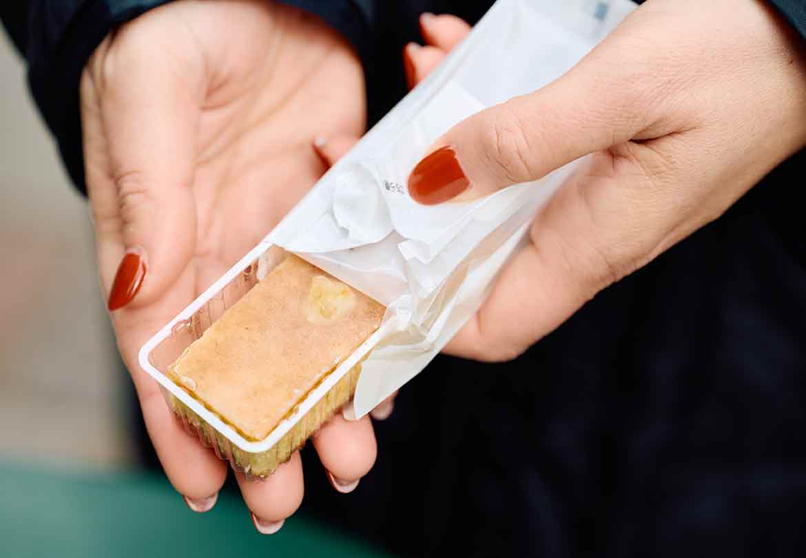 「広島レモンの一口パウンドケーキ」は食べ歩きに便利な個包装