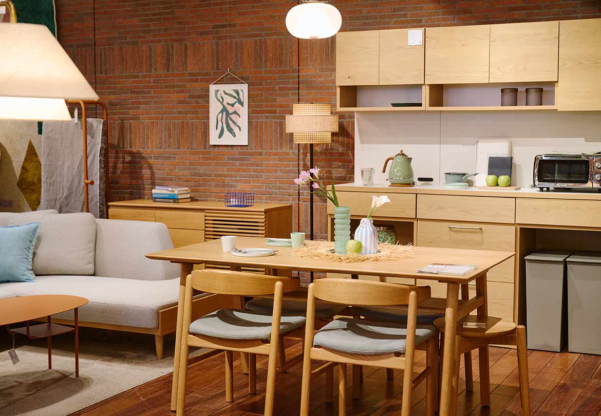 季節感やトレンドを取り入れた店頭ディスプレイ