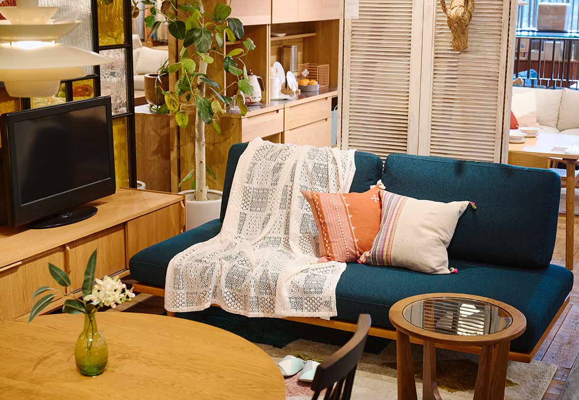 明るい色のファブリックを取り入れて印象をチェンジ