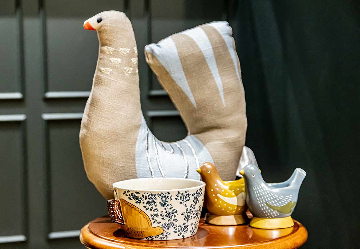 クッションやボウル、エッグカップ（2個セット）も