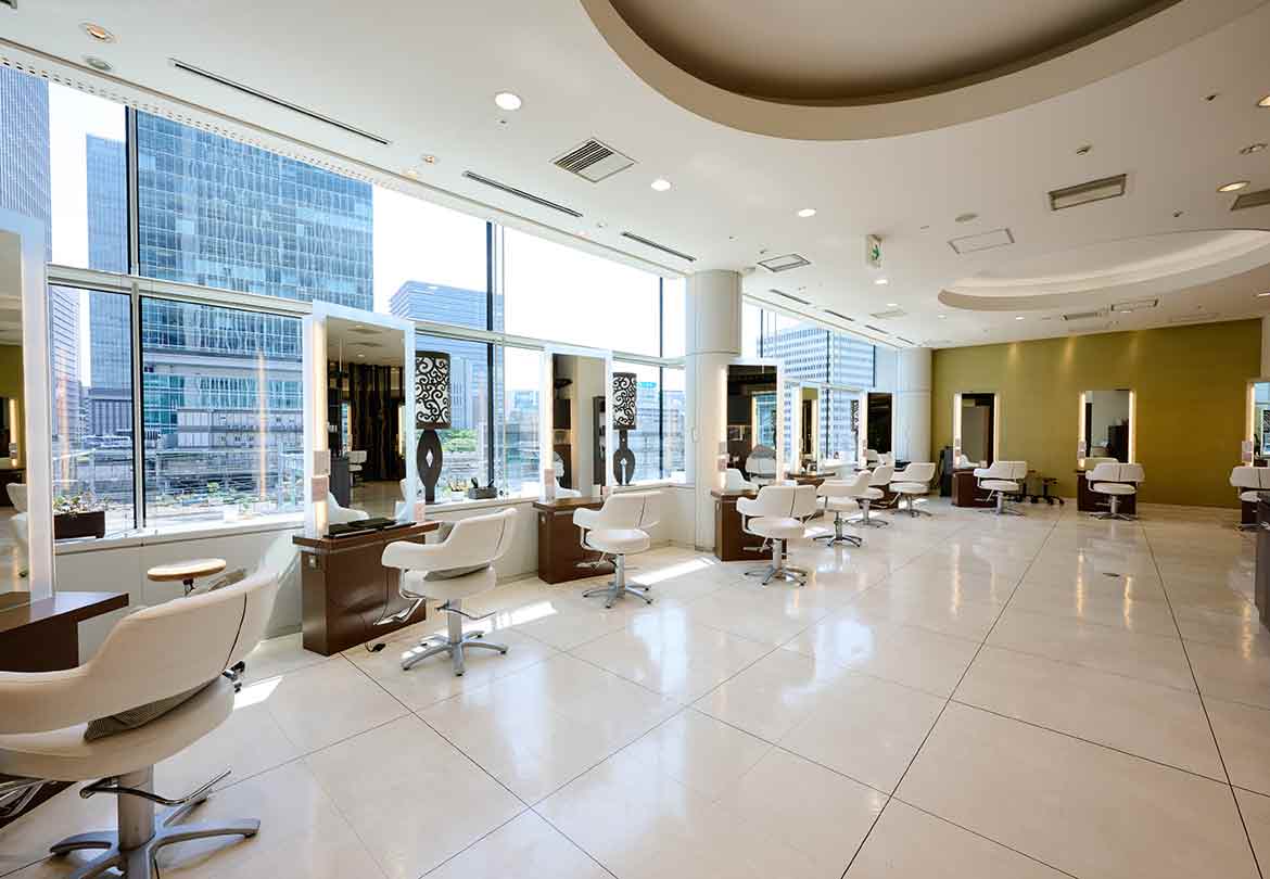 窓が大きく開放的なサロン