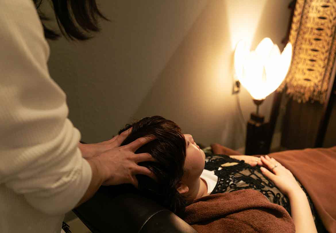 まずは落ち着いた雰囲気の半個室でマッサージ