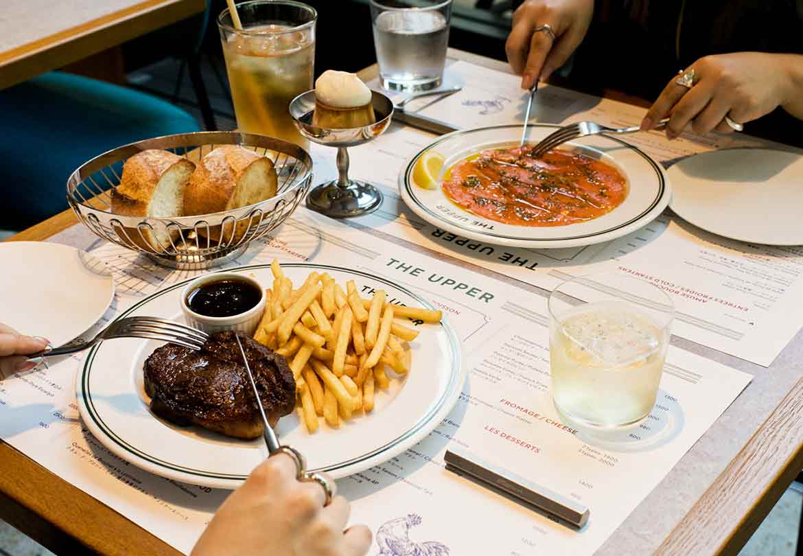 本格ブラッスリーメニューを提供する「THE UPPER」