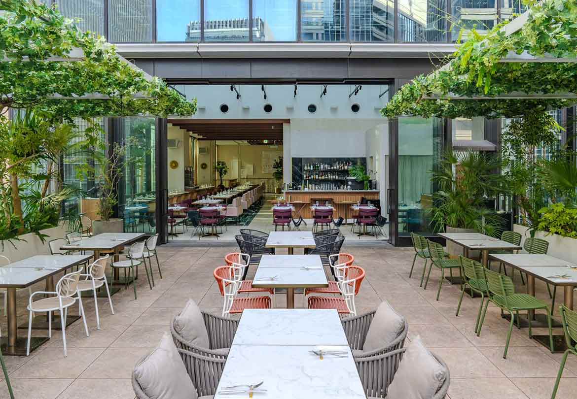 テラス席からみた店内。夏場でも夕方以降の涼しい時間帯はおすすめ