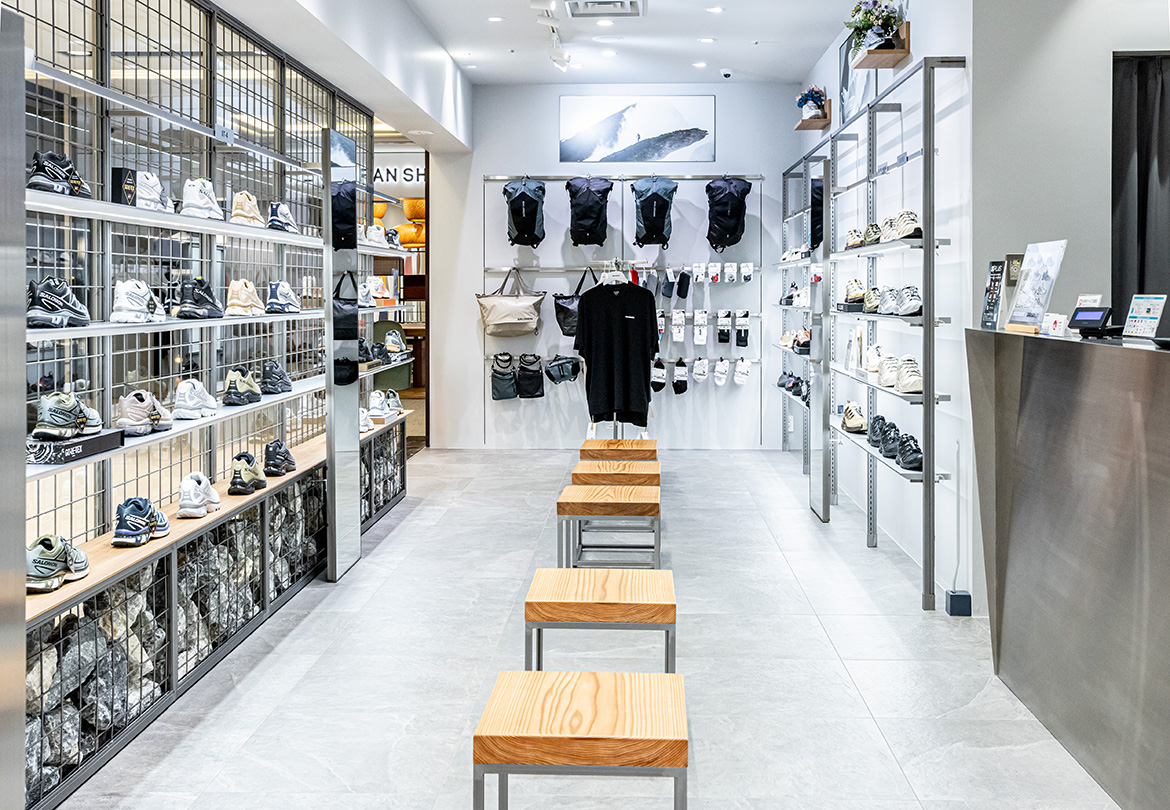 店内壁一面にはシューズがずらり