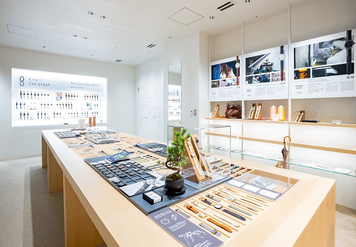 たくさんの時計やベルトを手に取れる店内