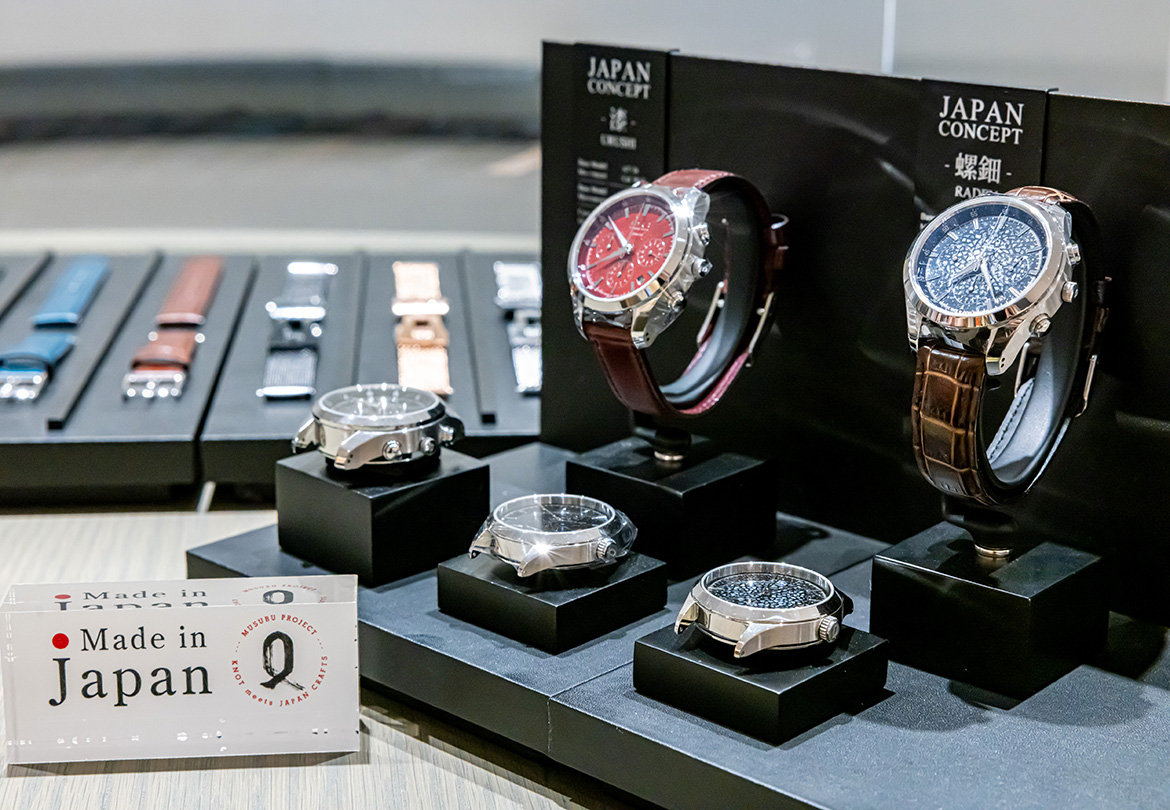 職人の手により文字盤に螺鈿や漆があしらわれている