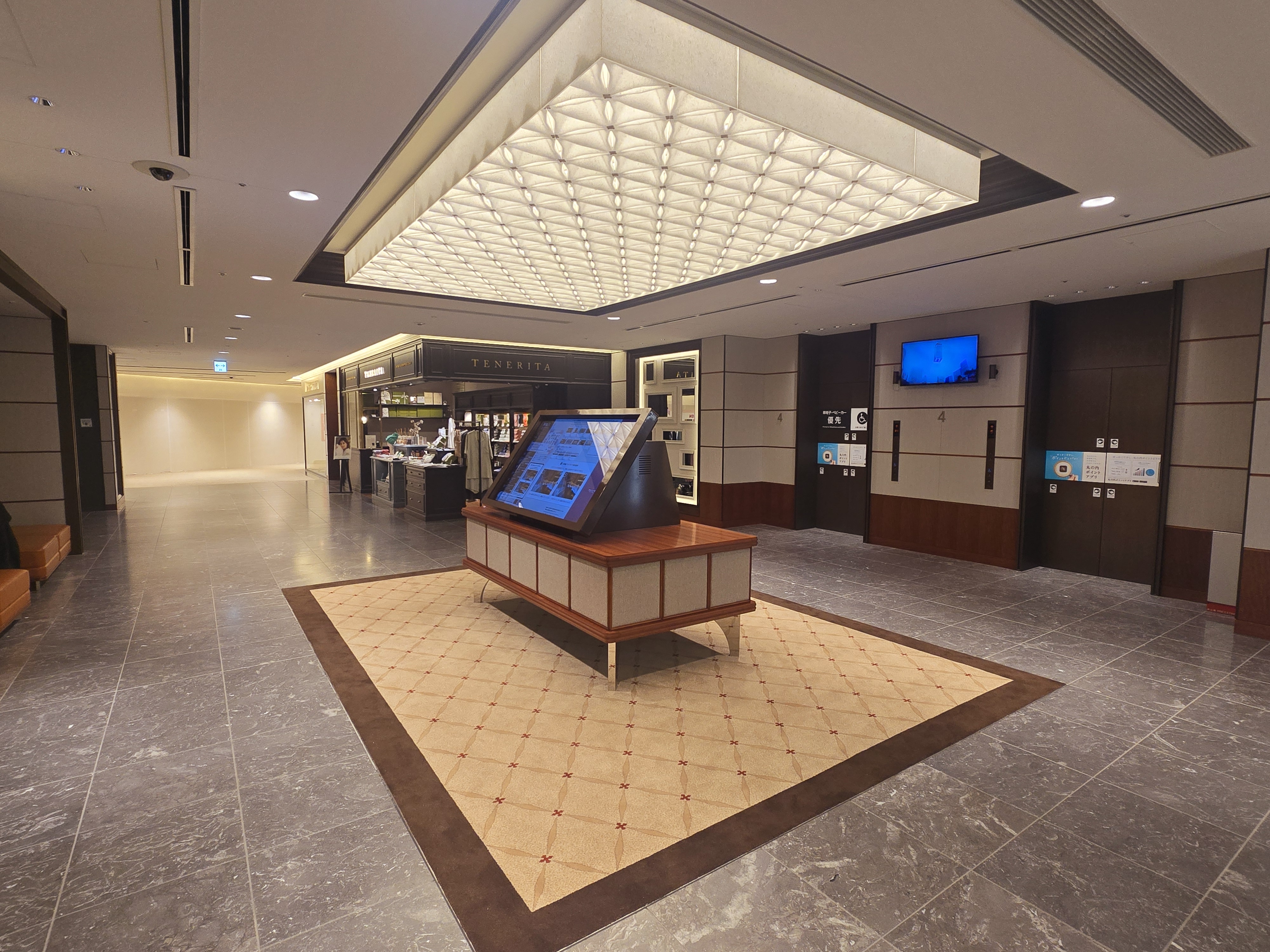 リニューアルした新丸ビル4階の廊下やインテリア