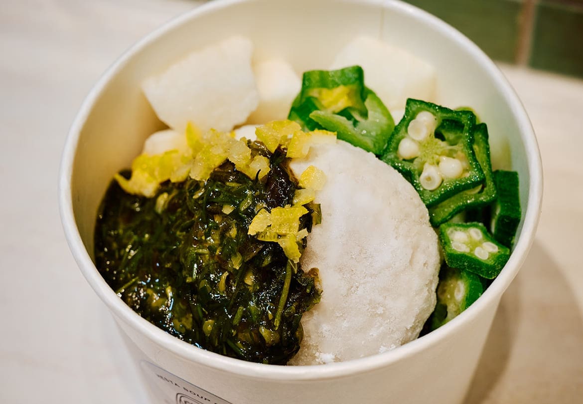 黄金だしの旨味がしみる「海の野菜と蓮根もちのねばねばスープ」880円