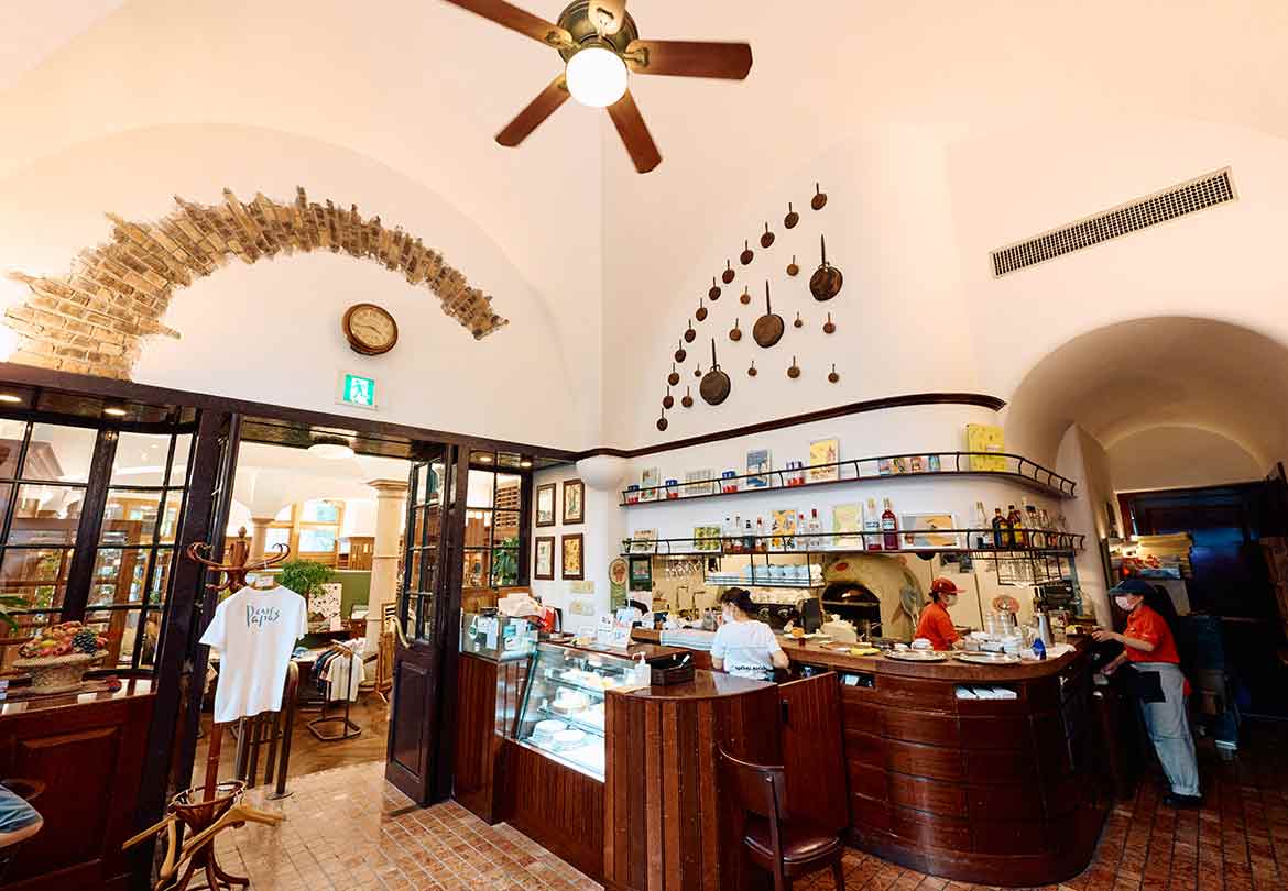 料理を待つ時間さえ飽きさせない、遊び心溢れる店内