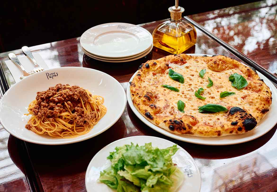 「ボロネーゼ」1,375円（土日祝日は1,595円）、「マルゲリータ」1,595円（一人前）。ランチメニューはミニサラダ付き