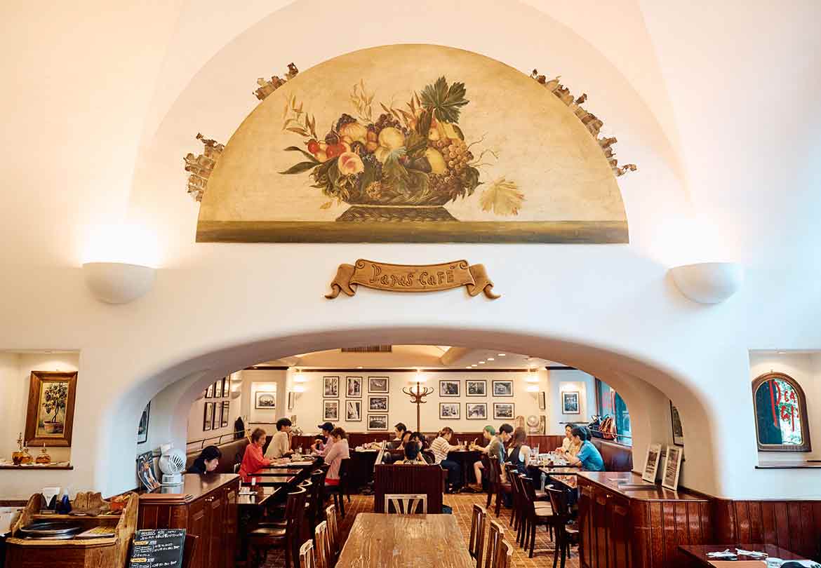 アーチを彩る装飾画が迎える、隠れ家のような空間