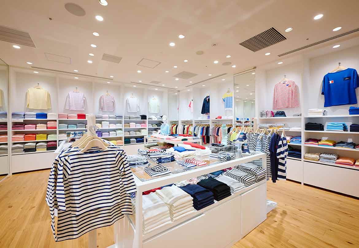 子連れやベビーカーでも入りやすい、広々とした店内