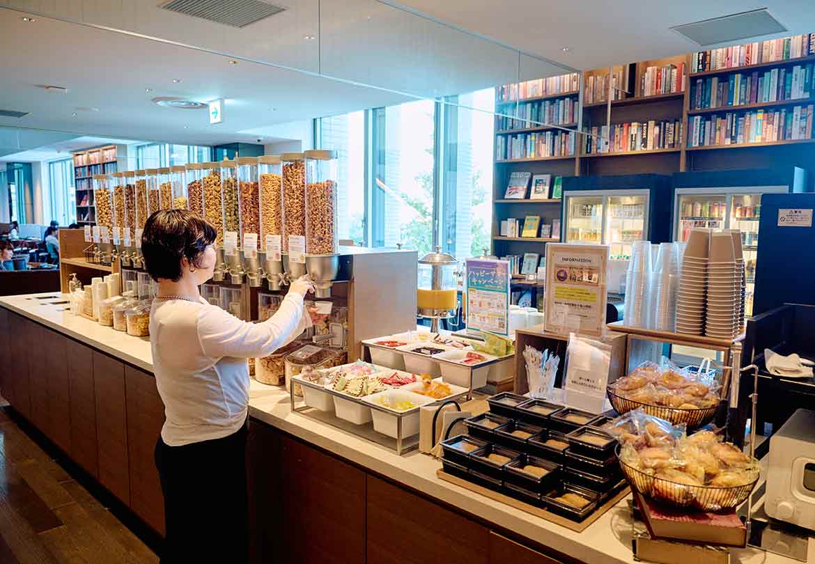 本もおやつもドリンクも。時間を忘れるほどの心地よさ