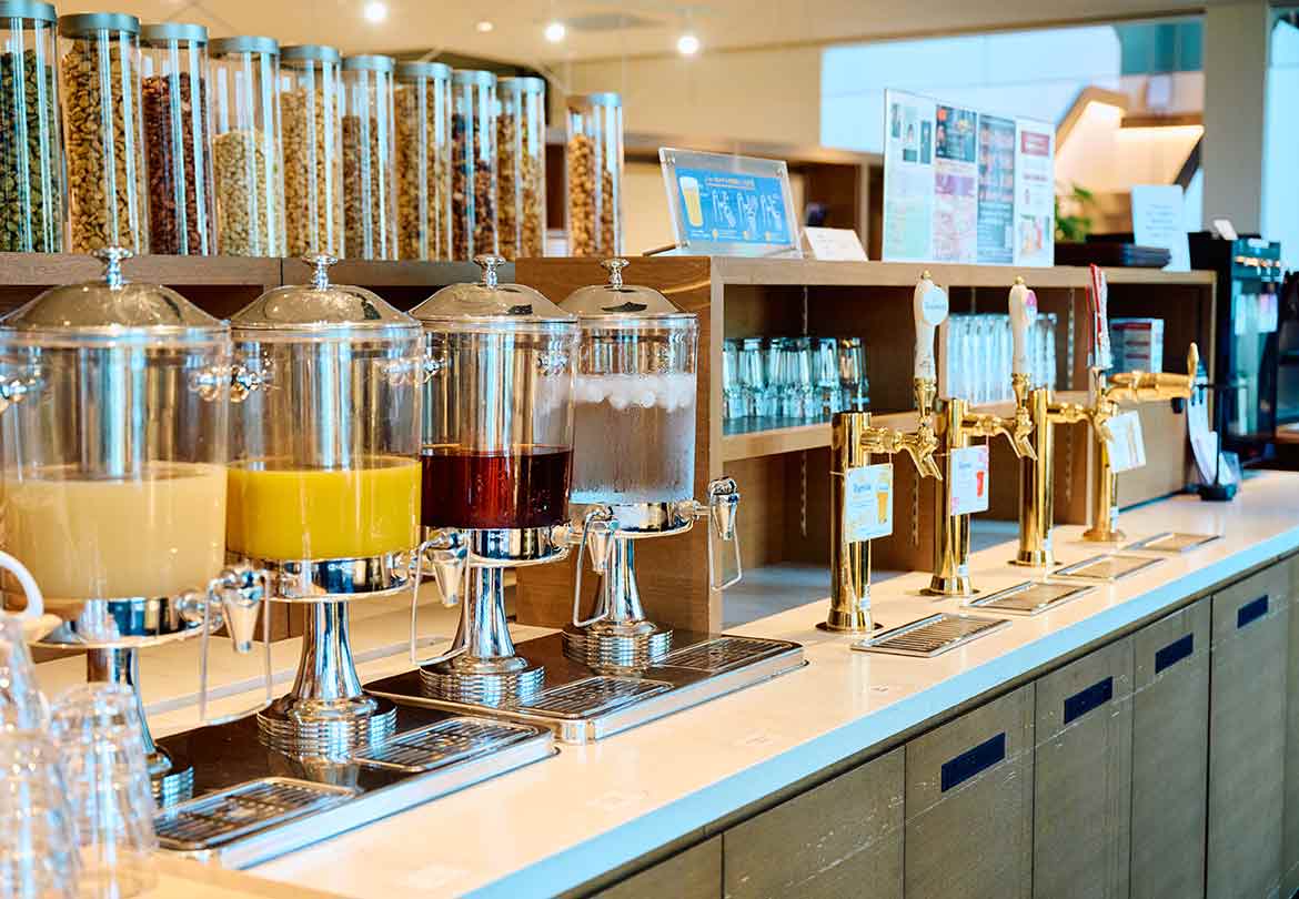 コーヒーやジュース、ワイン、そしてタップから注げる生ビールまで揃う贅沢さ！