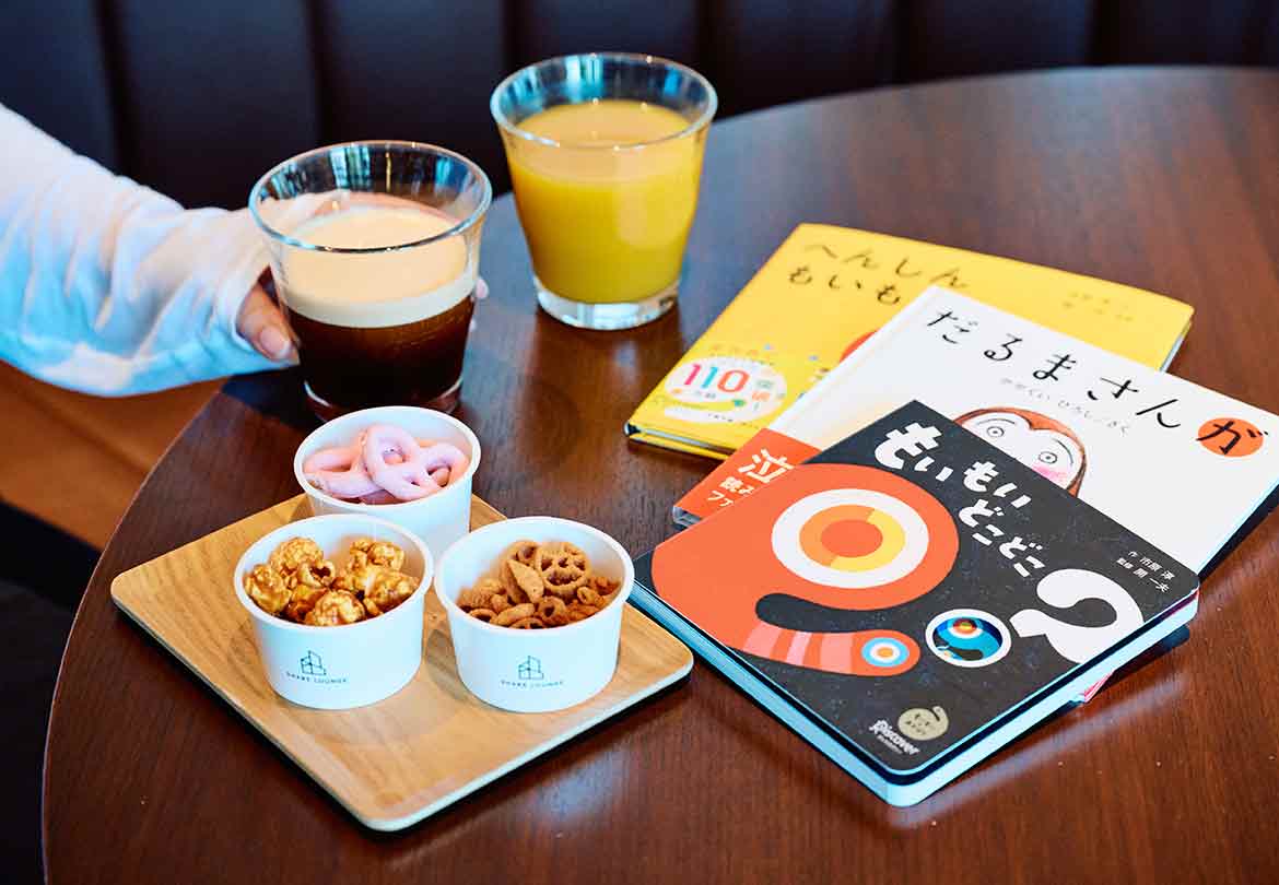 お気に入りの絵本と一緒に。一口サイズのスナックは子どもに大人気！ 