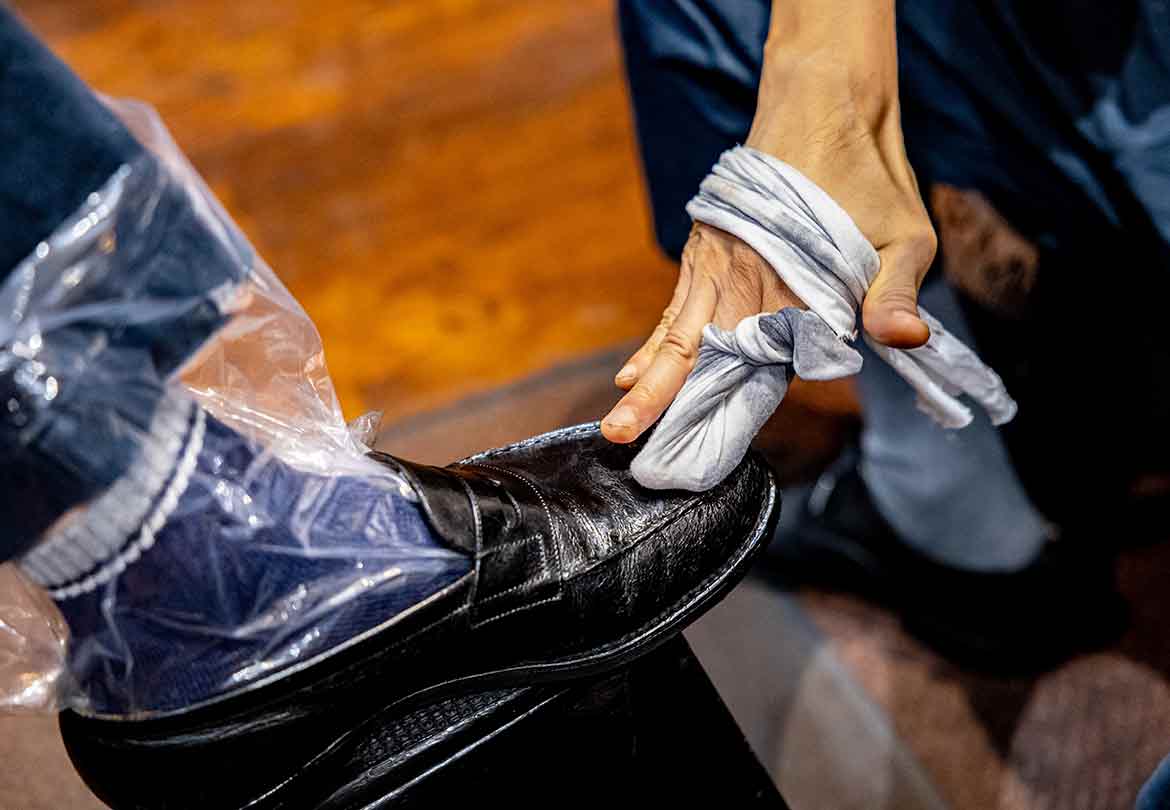 一足一足丁寧に仕上げます。クイック1足1,500円、お預かり1足2,000円