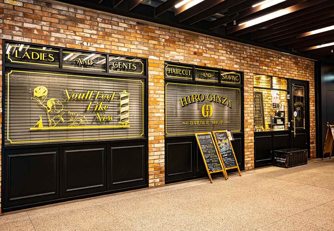 地下フロアに突如として現れるレンガ造りの店舗