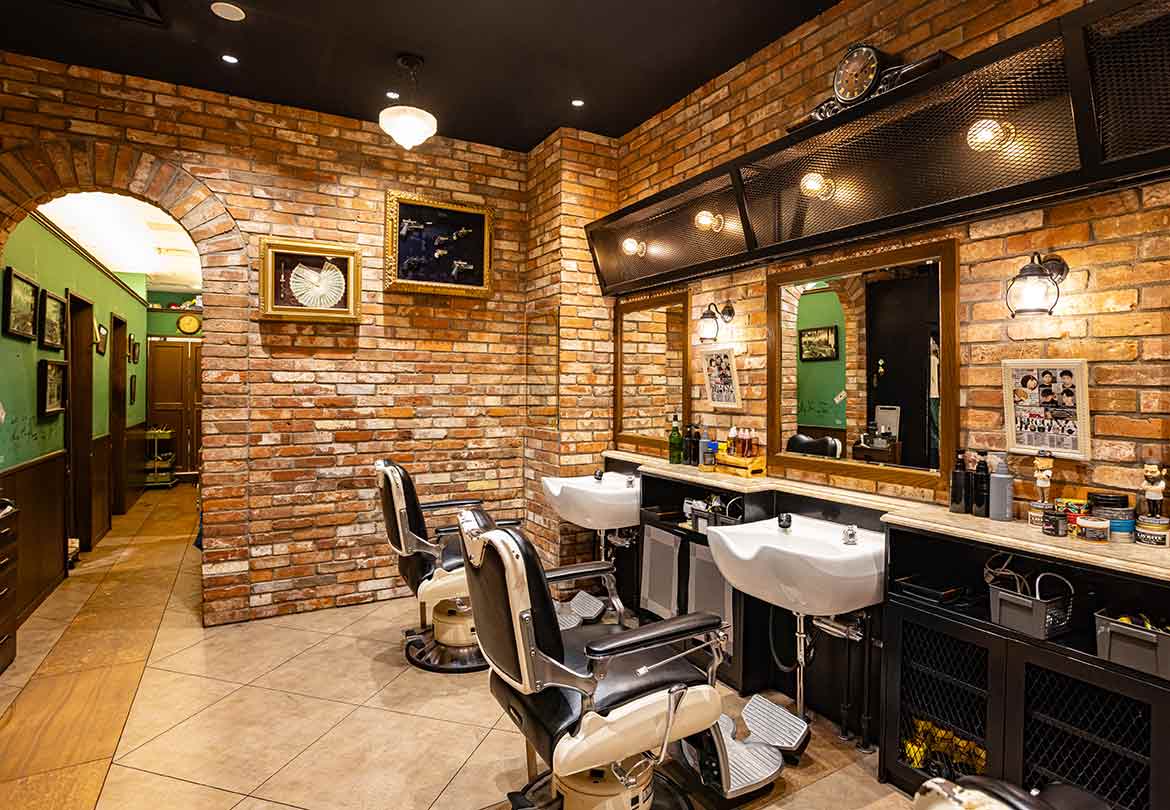 まさに“マフィアのアジト”といった雰囲気の店内