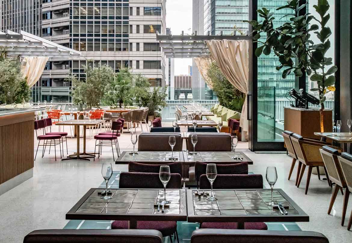 10階には開放的なテラス席も