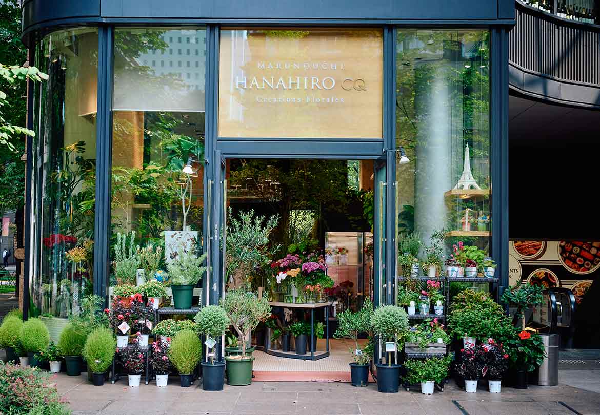 店先まで広がるいっぱいの植物に胸が躍ります