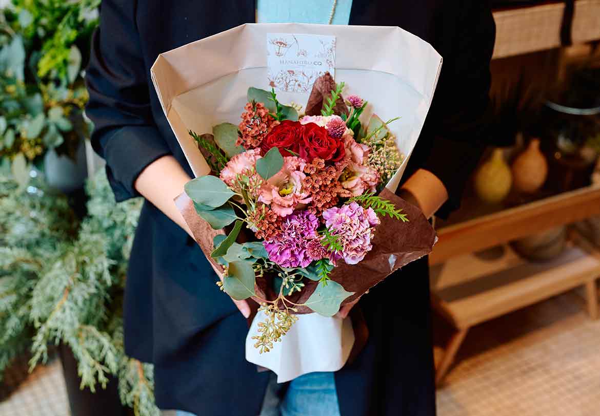 あえて温かみのある色の花を選んで、意外性を狙うのもあり