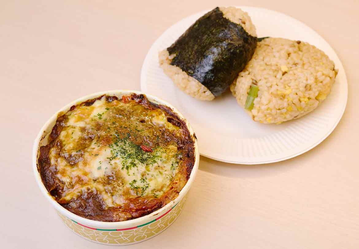 「焼きカレードリア」600円（左）、「冷凍おむすび」240円～（右）