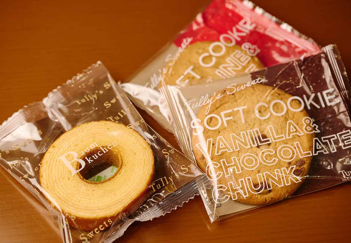 「バウムクーヘン」280円（左）、「ソフトクッキー」各250円（右）