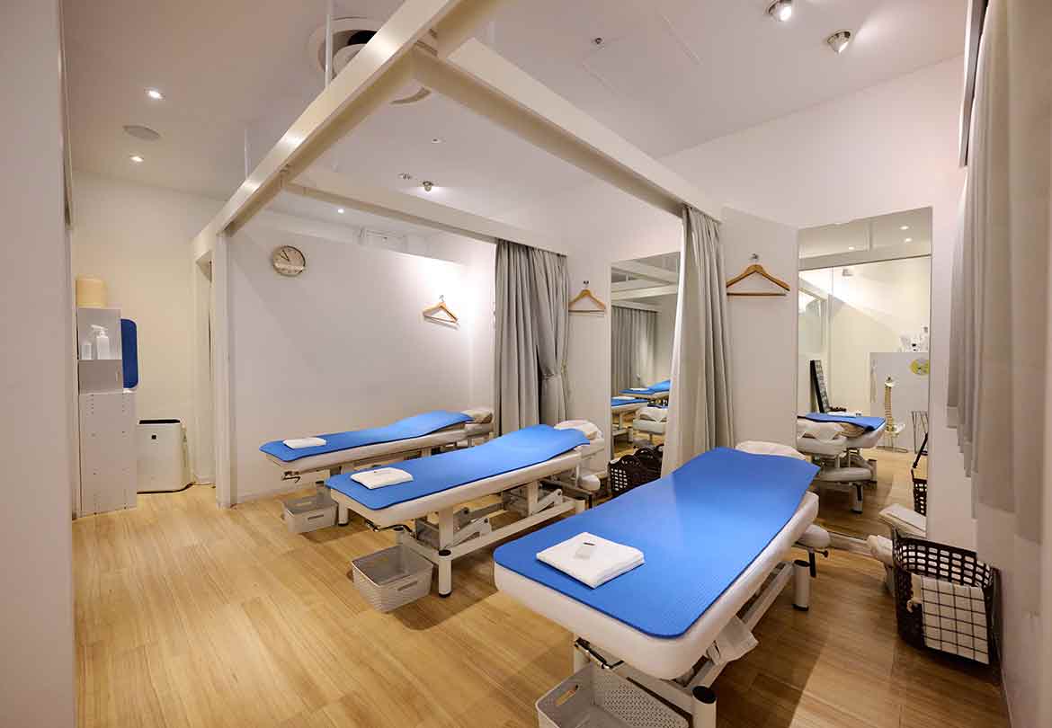 施術ベッドは計5台。施術着も用意されている