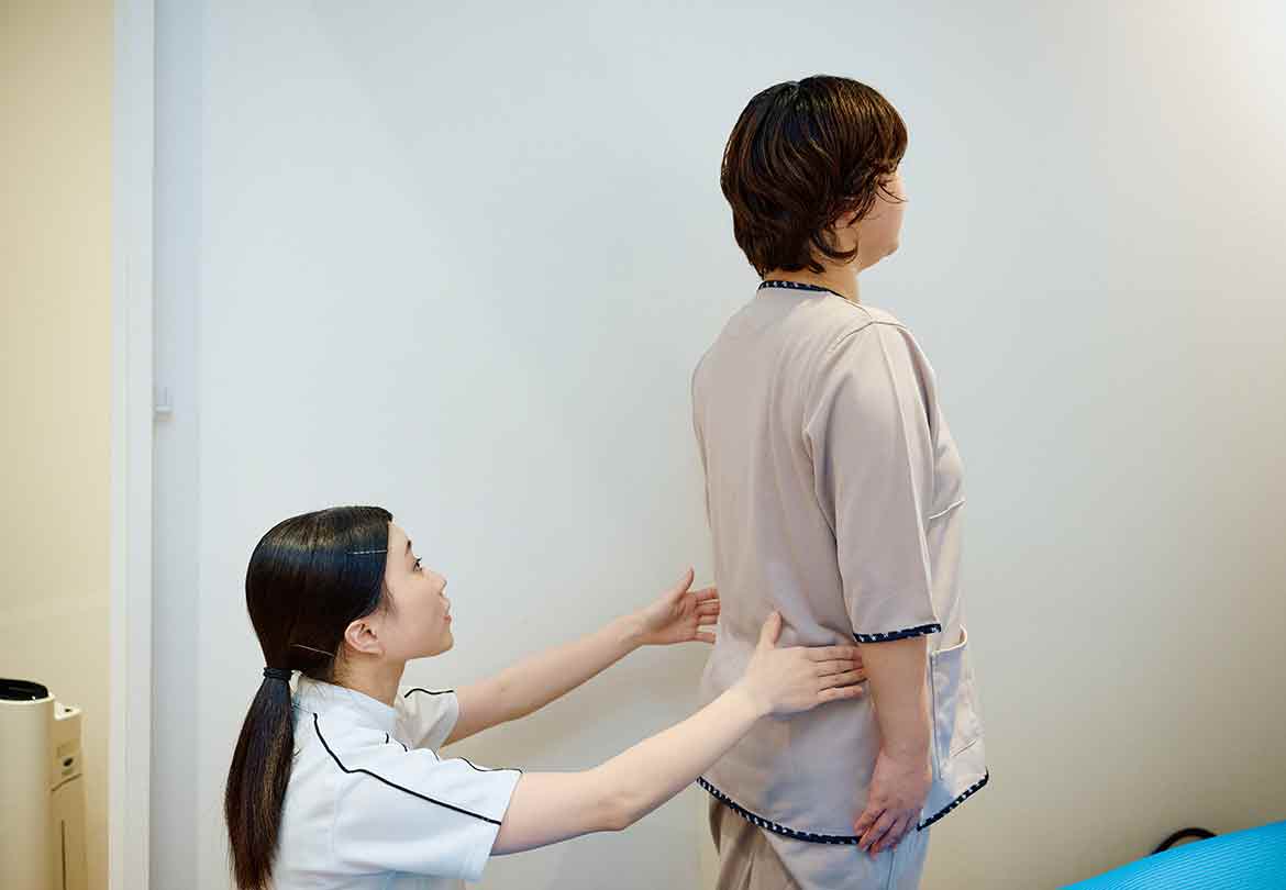 施術する前に身体の歪みをチェック