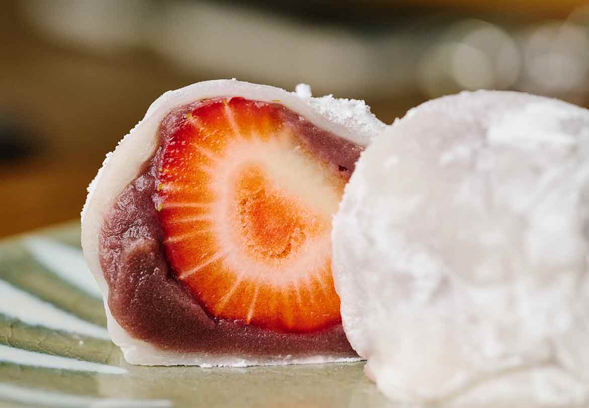 大粒の苺を使った「苺大福」（280円）