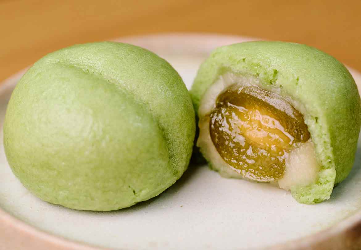 青梅の甘露煮と白あんを包んだ「そがの里」（250円）