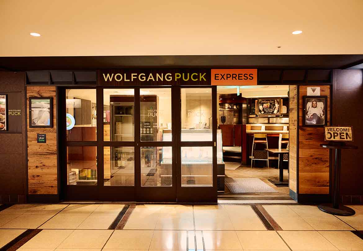 開放感のあるファサード。店頭には“アカデミー賞公式シェフ”ウルフギャング氏の写真も