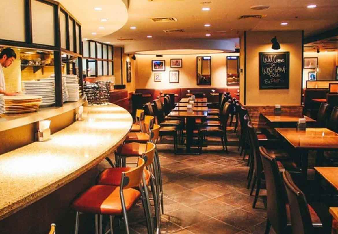 店内にはカウンター、テーブル、ブース席を用意