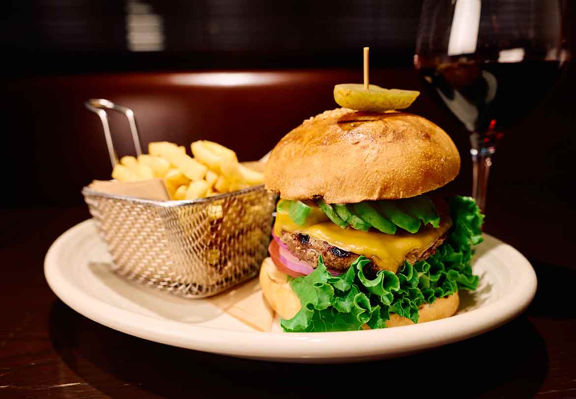 「アボカド＆チーズバーガー」（2,000円）はフレンチフライ付き