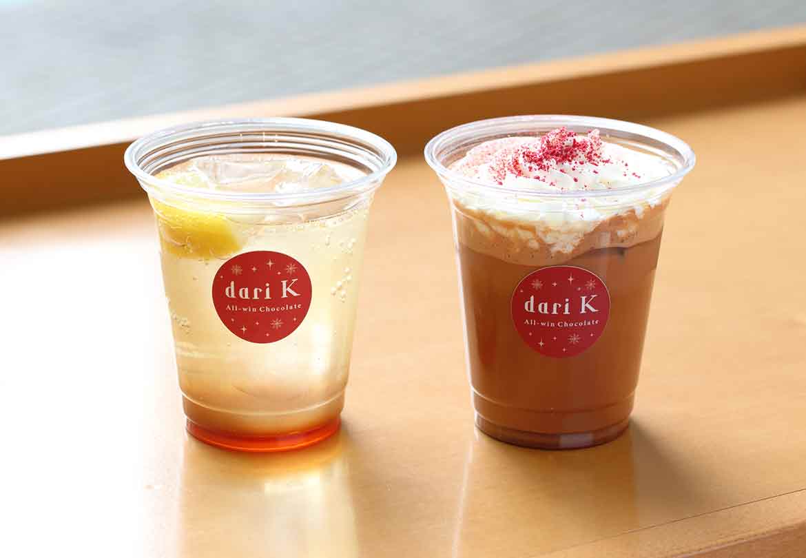 「カカオハイボール」（左）と「カカオフランボワーズ」（右）