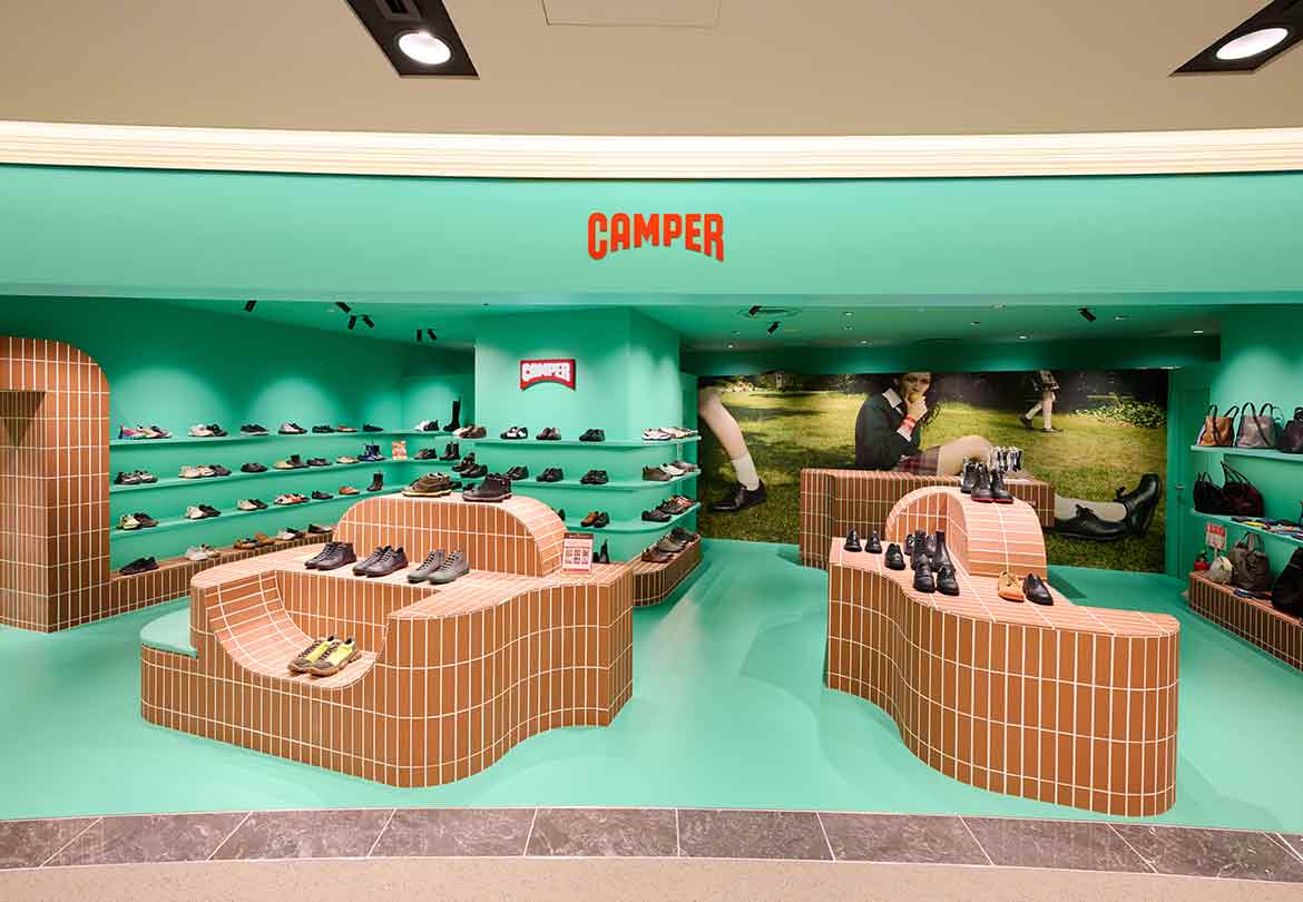 店内はグリーンを基調とした明るい雰囲気