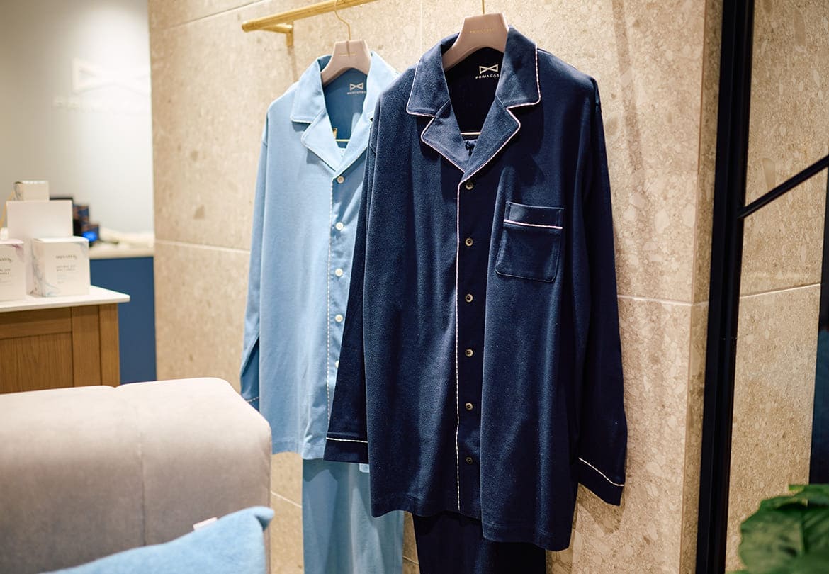 肌触りが極上な「モイスチャー オーガニックコットンジャージ メンズ パジャマ 長袖」31,900円（左：ブルーグレー、右：ダークネイビー）