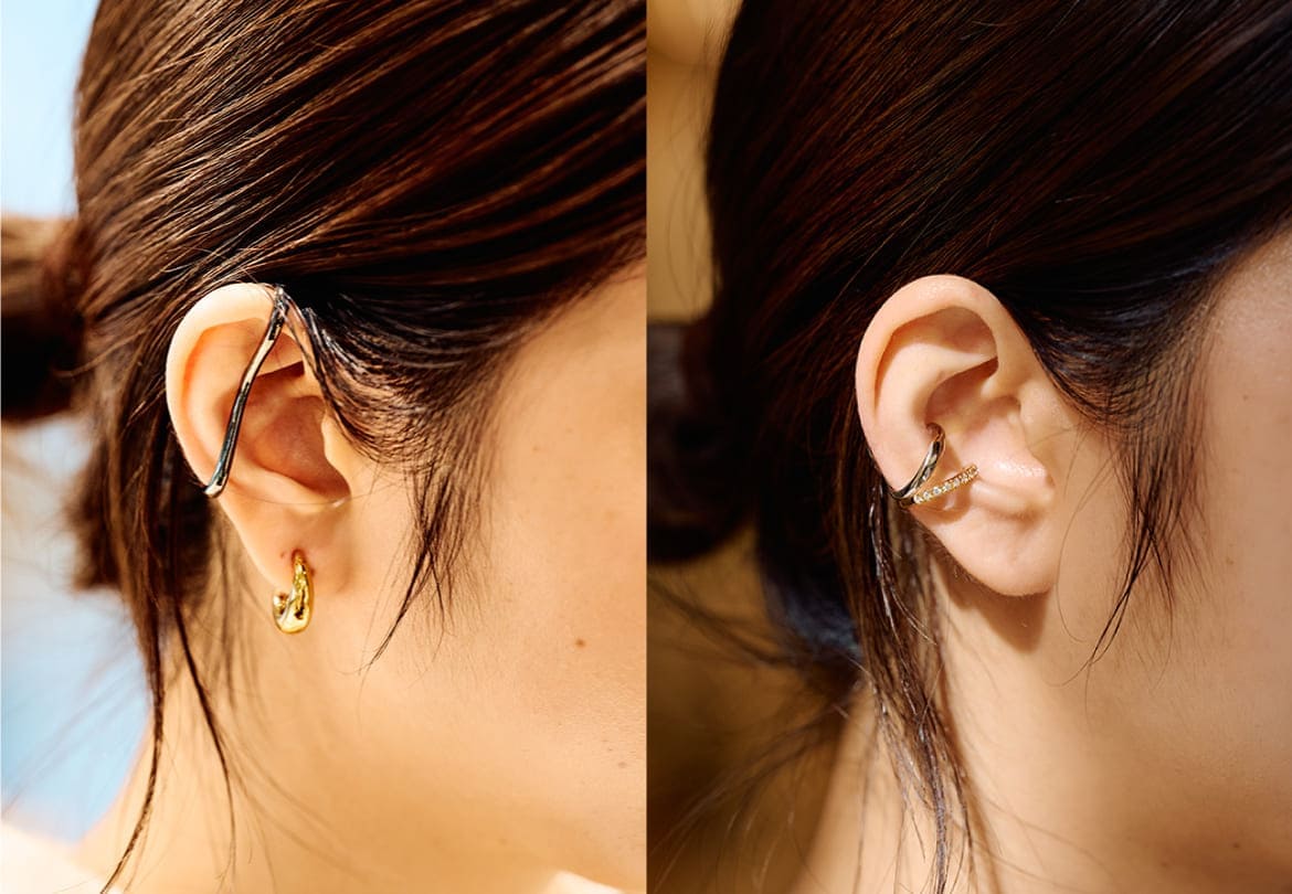 左：「イヤーブリッジ（ブラックテニウム）」11,000円、「ラップピアス（ゴールド）」15,400円 /右：「イヤーカフス（ゴールド＆シルバー）」12,100円