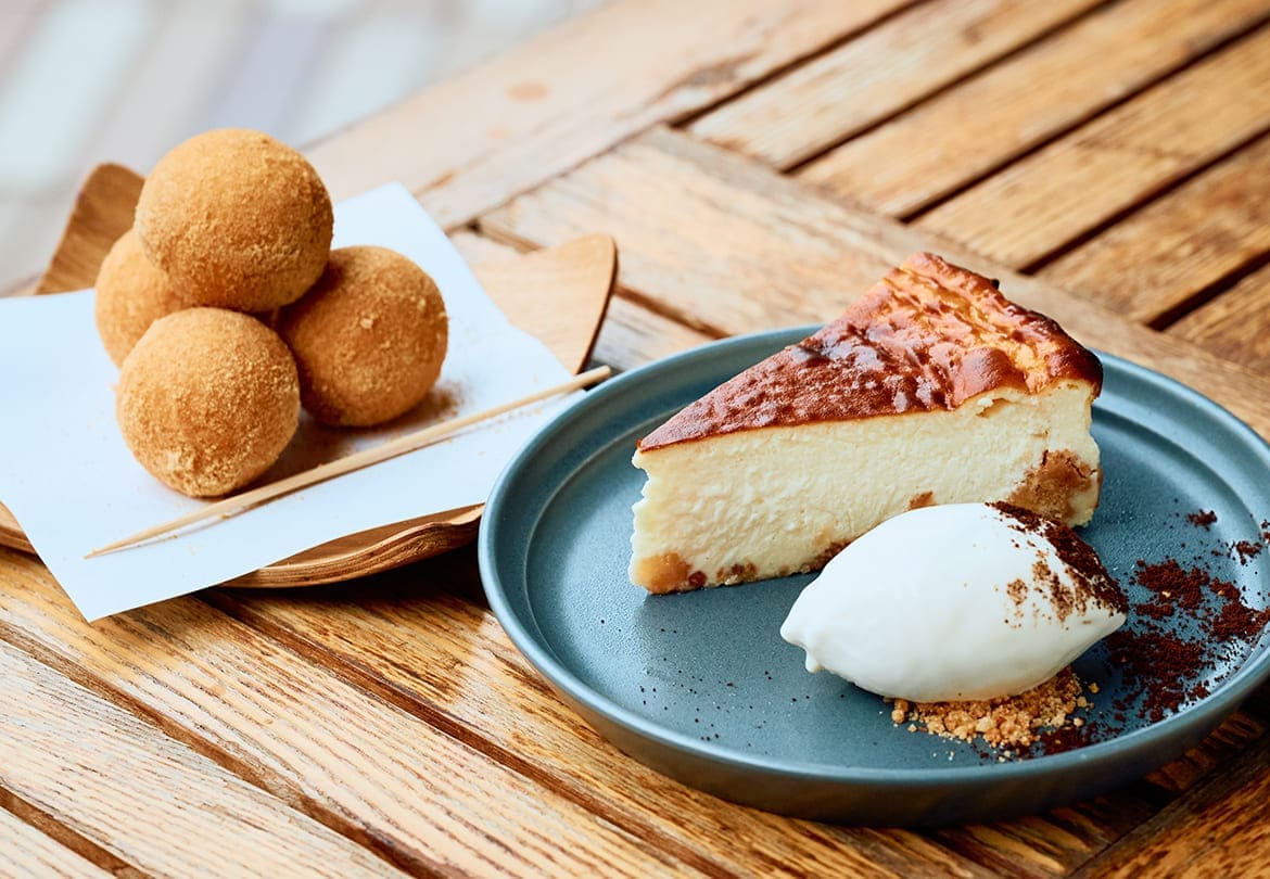左：「TOFFEEの豆乳ドーナツ（きなこ）」4個470円/右：「TOFFEEのソイチーズケーキ〜チーズジェラート添え〜」700円