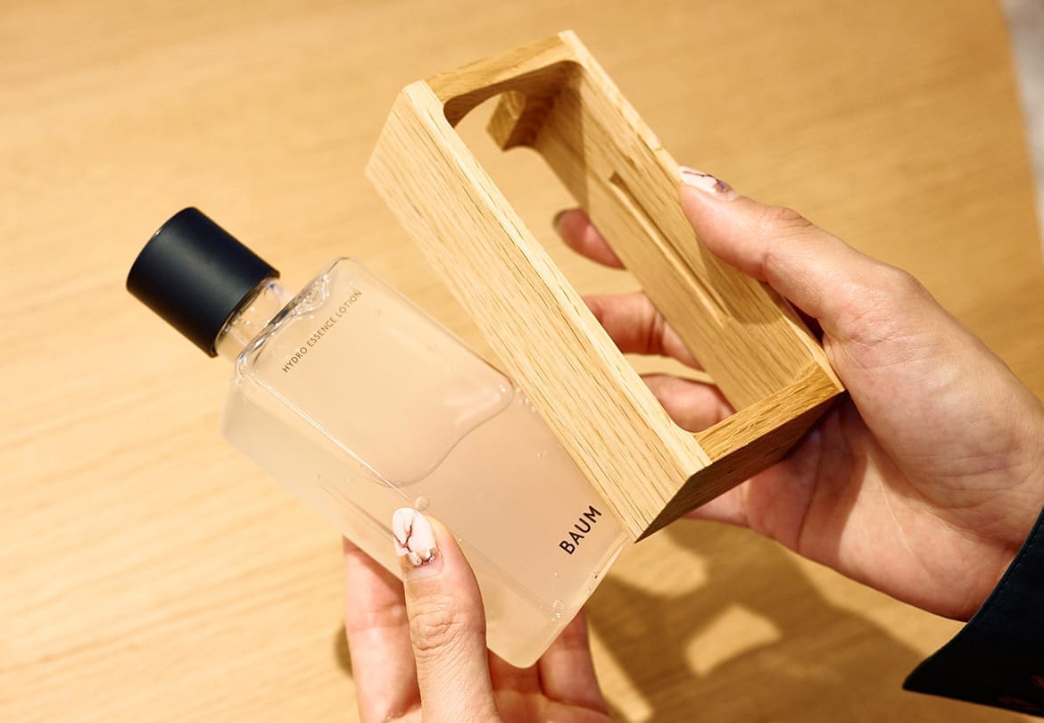木のフレームはカリモク家具の端材を利用。リフィルを買うことで繰り返し使うことができます