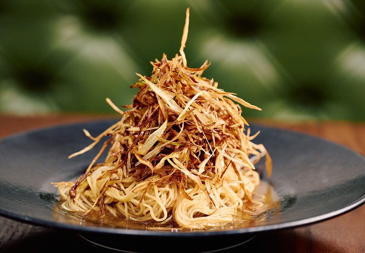 オイスターソースベースの「ロウ麺」979円。ドリンク＆デザートセットは1,480円