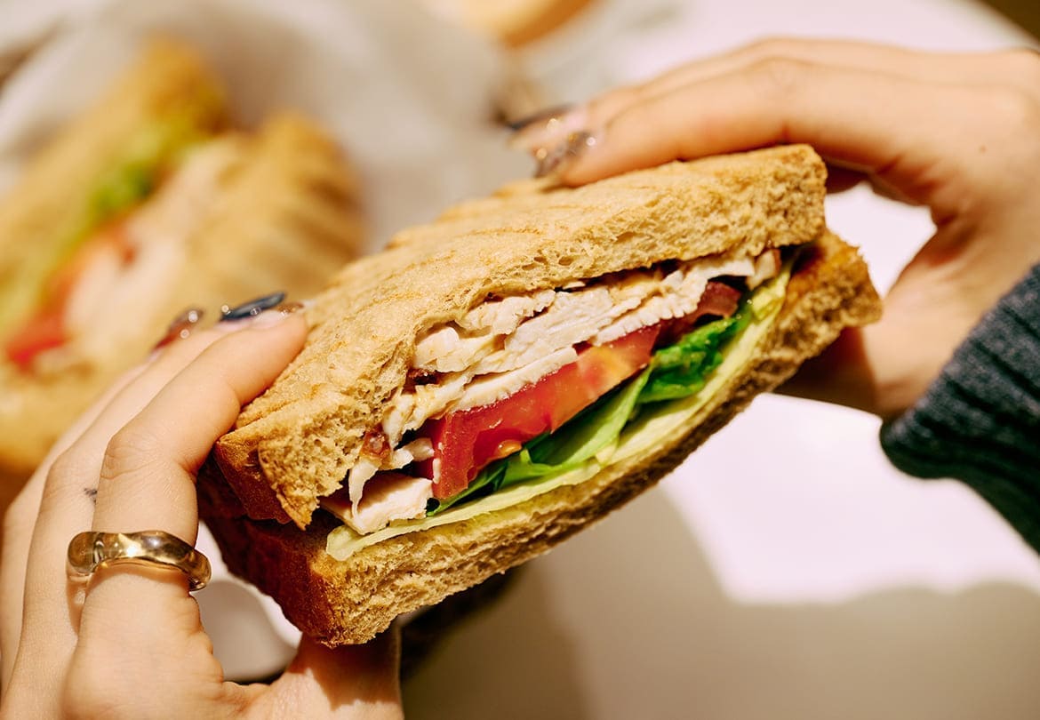 1番人気は「ローストチキン」590円。平日は終日、土日祝は14時までコーヒーとセットで850円とお得！※セット時間帯以外でも単品でサンドイッチの注文は可能